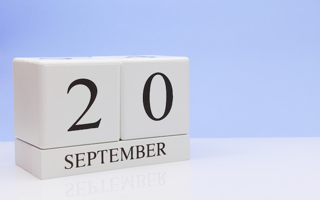 20 septembre Jour 20 du mois, calendrier quotidien sur tableau blanc avec reflet