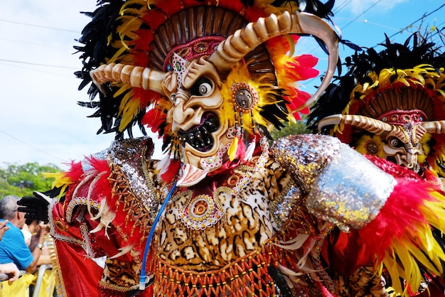 2018.02.17 le carnaval en République dominicaine, la ville de La vega, l'homme en costume du monstre des forces obscures marche sur le défilé et le carnaval..