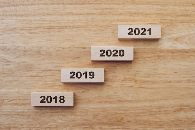 2018 à 2021 bonne année sur bloc de bois sur fond de table en bois. concept de nouvel an