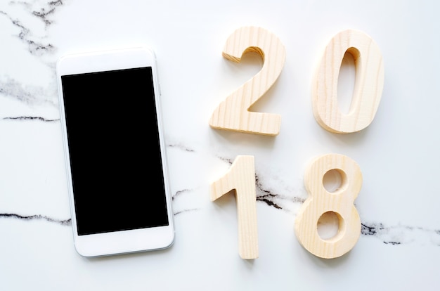 2018 lettres en bois et téléphone intelligent avec écran blanc