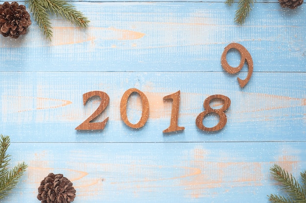 2018 - nombre 2019 avec des décorations de Noël sur fond en bois