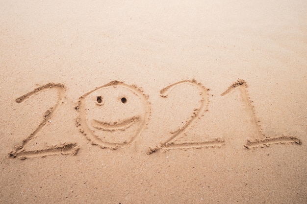 2021 Année Dessiné à La Main Sur La Plage D'été De Sable.