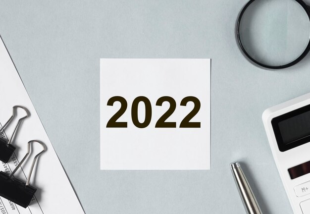 2022 année sur note sur bureau avec papeterie