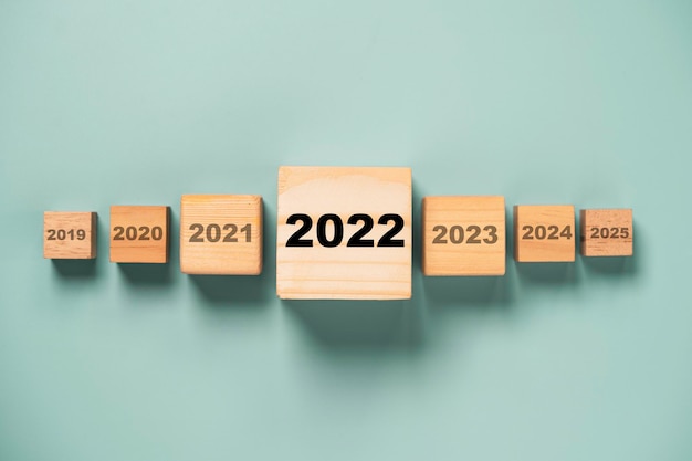 2022 année sur le plus grand cube en bois parmi d'autres année pour se concentrer et démarrer une nouvelle entreprise pour le concept du nouvel an.