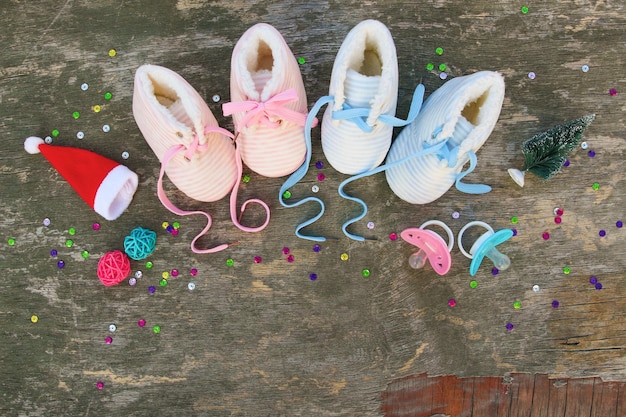 2022 nouvel an écrit lacets de chaussures pour enfants et tétine sur fond de bois ancien. Vue de dessus. Mise à plat.