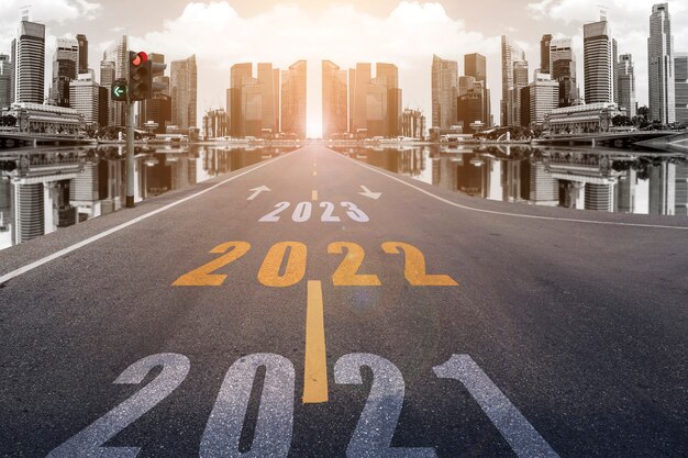2022 numéros dans la rue menant aux gratte-ciel de la ville au soleil du soir. utiliser pour les concepts du Nouvel An et se diriger vers le succès.