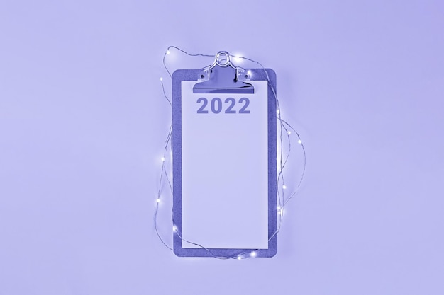 2022 sur la page du presse-papiers avec des lumières LED sur fond très péri