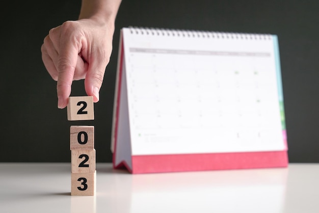 2023 sur cubes de bois et calendrier