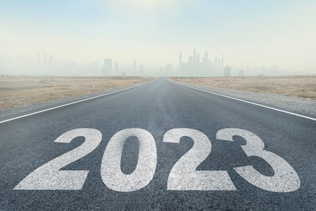 2023 écrit sur la route au milieu d'une route goudronnée vide et d'un beau ciel bleu Concept pour la vision nouvelle année 2023 vision future 2023