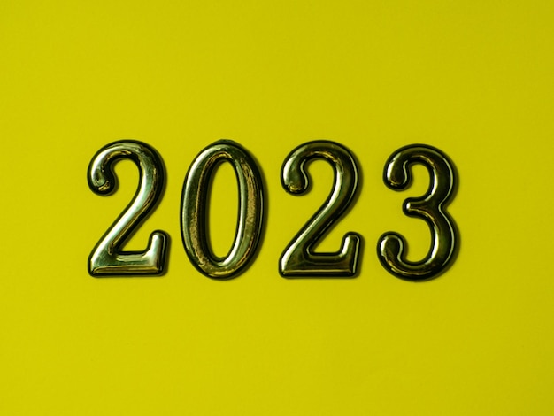 2023 sur fond jaune