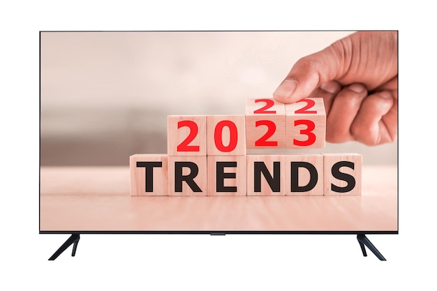 2023 tendance concept TV 4K écran plat lcd ou oled plasma réaliste avec image main flip bois cube changement année 2022 à 2023