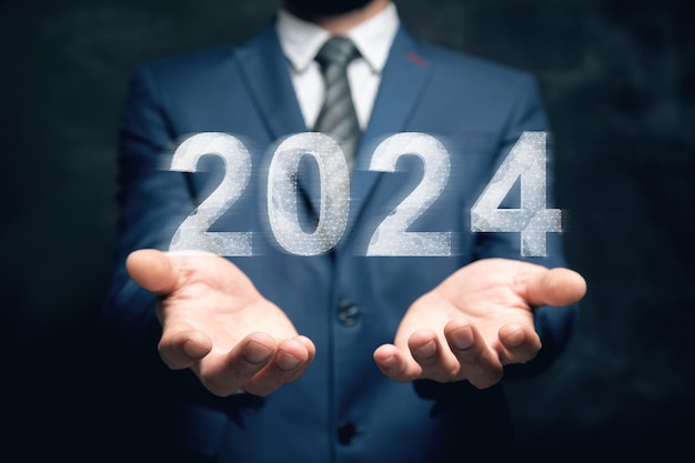 2024 créé à partir du web Homme tenant dans sa main