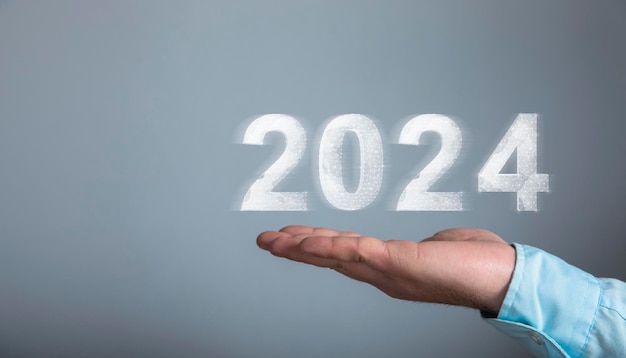 2024 créé à partir du web Homme tenant dans sa main