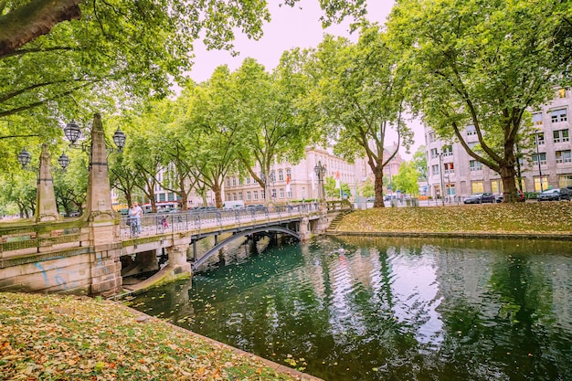 21 juillet 2022 Düsseldorf Allemagne Konigsallee une attraction touristique et historique populaire de la ville de Düsseldorf en Allemagne UN canal planté de platanes avec des galeries commerçantes à la mode