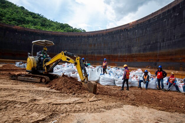 21 septembre 2020 chonburi, Thaïlande Groupe d'ouvriers et d'ingénieurs en construction excavation au fond du réservoir d'huile