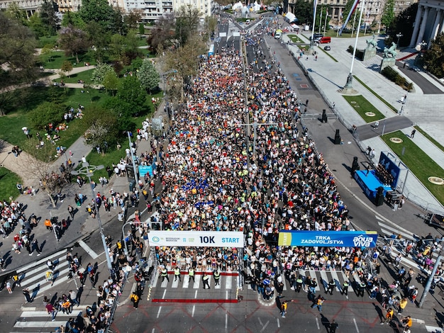 23 avril 2023 Belgrade Serbie Drone aérien photo vue de personnes courant un marathon dans la ville d'en haut