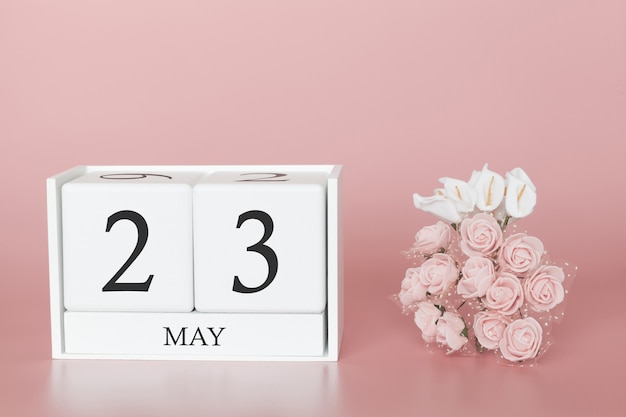 23 mai Jour 23 du mois. Cube de calendrier sur rose moderne