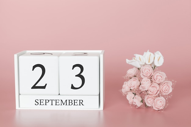 23 septembre. Jour 23 du mois. Cube de calendrier sur fond rose moderne, concept de commerce et événement important.