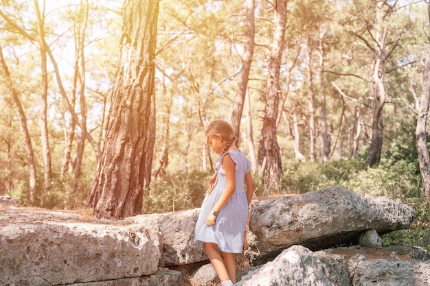 23072021 Turquie Kemer kid girl voyageur de huit ans explore les anciennes fouilles des ruines de l'ancienne ville lycienne de Phaselis en Turquie pendant les vacances d'été dans la nature en plein air