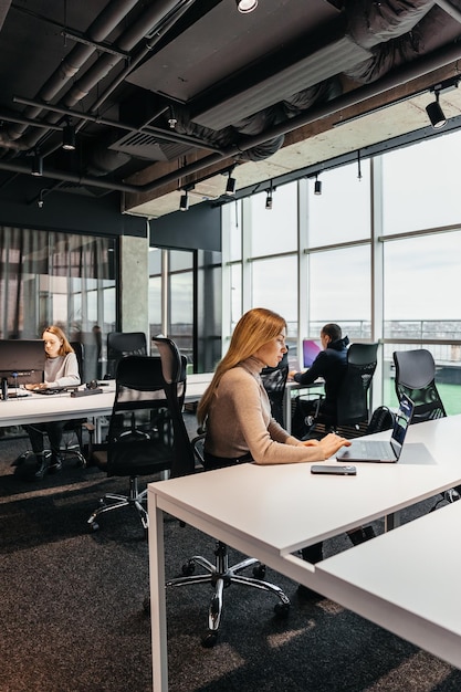 23112018 Kyiv Ukraine photo de jeunes travaillant devant un ordinateur dans un bureau de coworking moderne