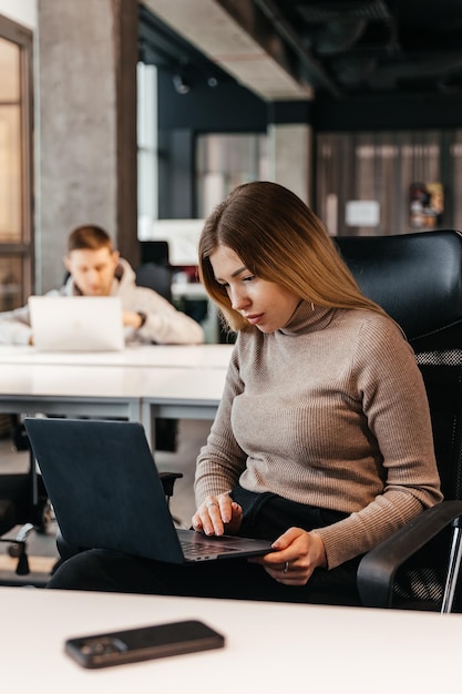 23112018 Kyiv Ukraine photo de jeunes travaillant devant un ordinateur dans un bureau de coworking moderne