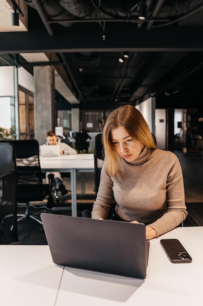 23112018 Kyiv Ukraine photo de jeunes travaillant devant un ordinateur dans un bureau de coworking moderne