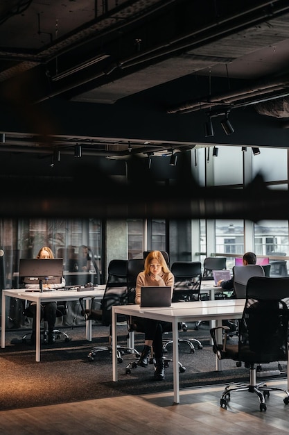 23112018 Kyiv Ukraine photo de jeunes travaillant devant un ordinateur dans un bureau de coworking moderne