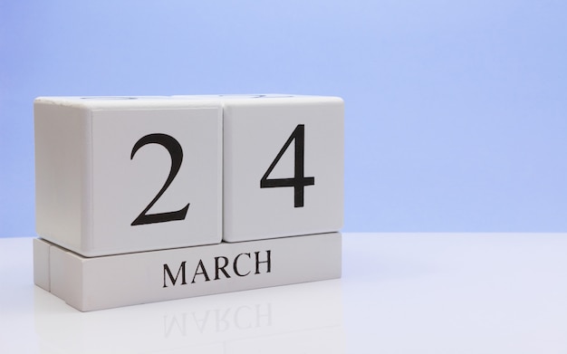 24 mars. Jour 24 du mois, calendrier quotidien sur tableau blanc.