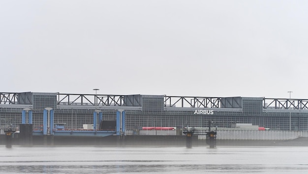 24122022 Hambourg Allemagne Usine Airbus sur la rivière Vue extérieure de l'usine Airbus à HambourgFinkenwerder De grandes pièces d'avion sont devant le bâtiment