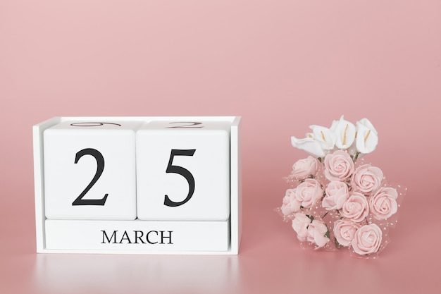 25 mars. Jour 25 du mois. Cube de calendrier sur rose moderne