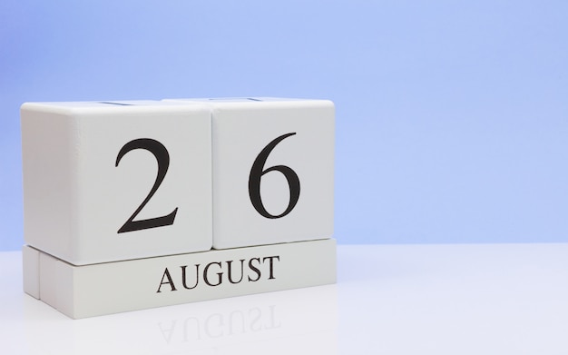 26 août. Jour 26 du mois, calendrier quotidien sur tableau blanc