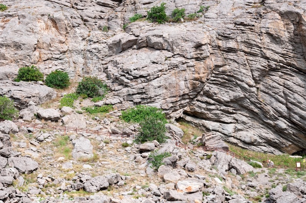 27 août 2021 République de Crimée à proximité de la colonie de type urbain Novy Svet éditorial Les touristes empruntent le sentier de montagne le long de la montagne