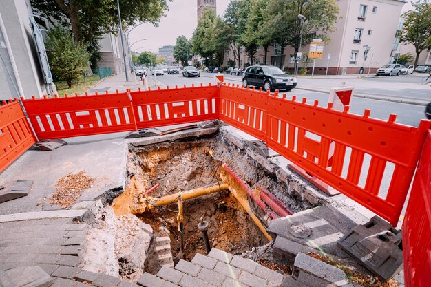 Photo 27 juillet 2022 essen allemagne excavation dans une rue de la ville pour remplacer les conduites d'eau en plastique ou poser des câbles réparation et rénovation sur le site de construction et de développement