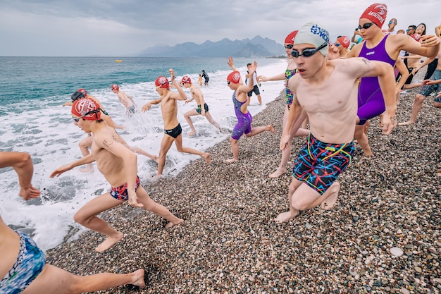 28 mai 2023 Antalya Turquie enfants et adolescents débutant des compétitions de natation en mer en eau libre