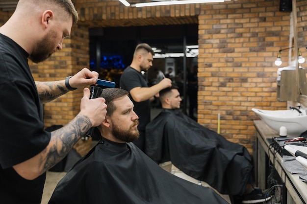 281123 Vinnitsa Ukraine un salon moderne de coupe de cheveux pour hommes où les hommes travaillent pour d'autres hommes Processus de coupe de cheveux chez les clients