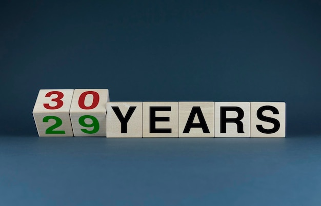 29 ans 30 ans Cubes forment les mots 29 ans 30 ans anniversaire âge et anniversaire concept