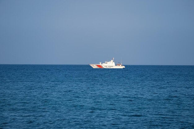 Photo 29 août 2021 cirali turquie le bateau côtier garde les frontières de l'état et est en service de combat