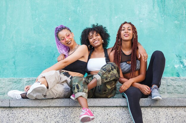 3 jeunes femmes noires rire et s'amuser