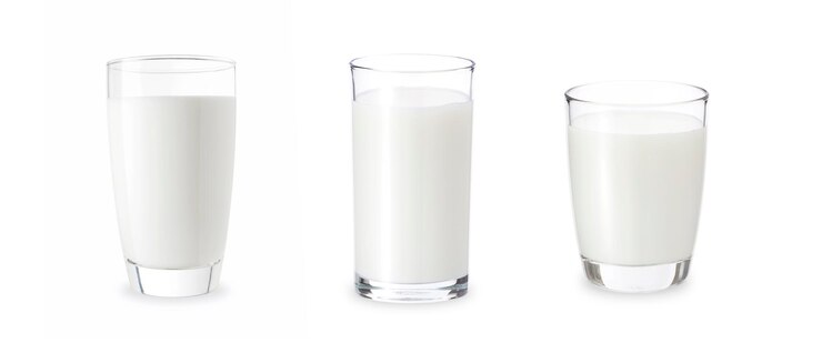 Photo 3 verres de lait isoler sur fond blanc lait frais dans divers verres avec chemin de clip pour découpe verre de lait frais pour enfants image photo réaliste mélanger trois verres de forme de lait sur blanc