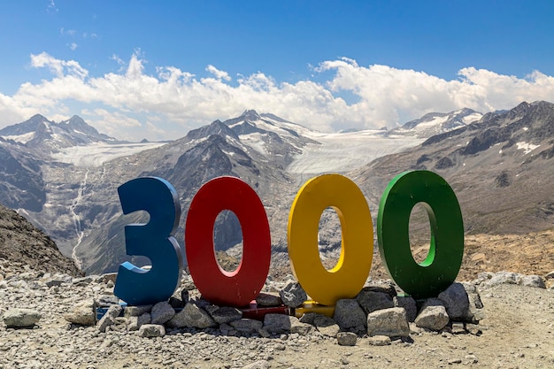 3000 inscription touristique colorée vue sur le glacier sur les montagnes du col du tonale en italie