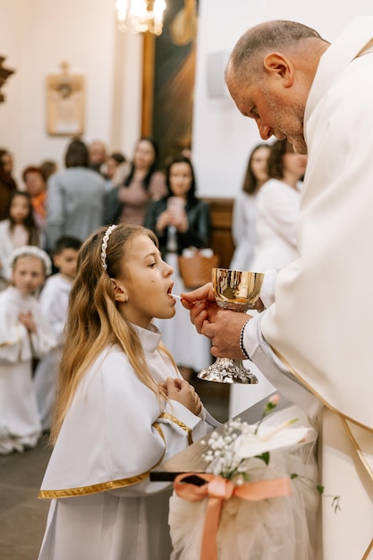 300523 Vinnitsa Ukraine le processus de réception de la première communion et de la bénédiction des mains d'un prêtre catholique