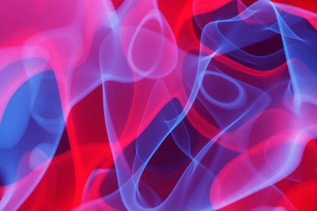 3D illustration rouge et bleu abstrait nuage de motif de fumée sur un fond noir isolé