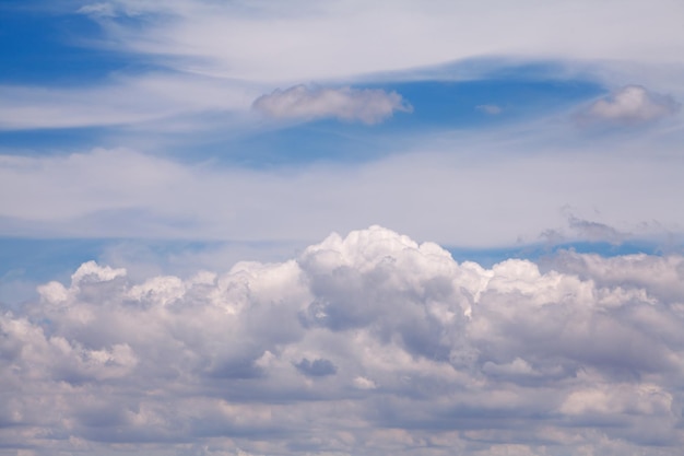 3D rendent d&#39;un océan bleu et nuages ​​blancs dans le ciel