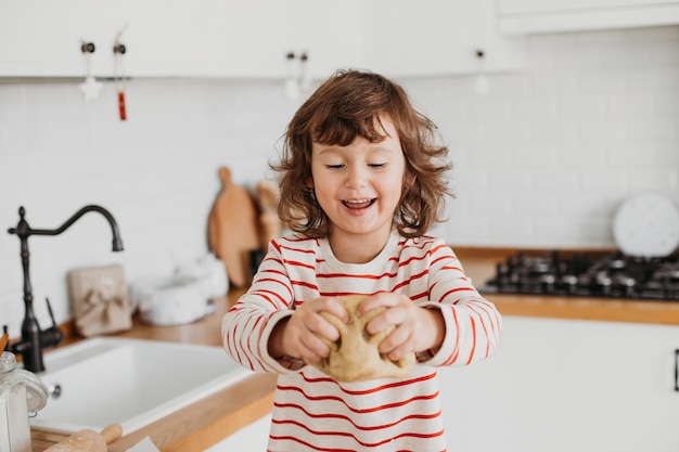 4 ans jolie fille faisant des biscuits de Noël traditionnels