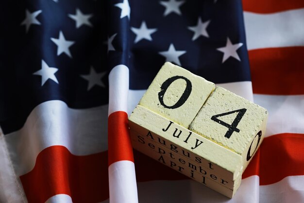 4 juillet drapeau Stars and Stripes en bois sur fond avec le drapeau des États-Unis Jour d'été Jour de l'Indépendance de l'Amérique