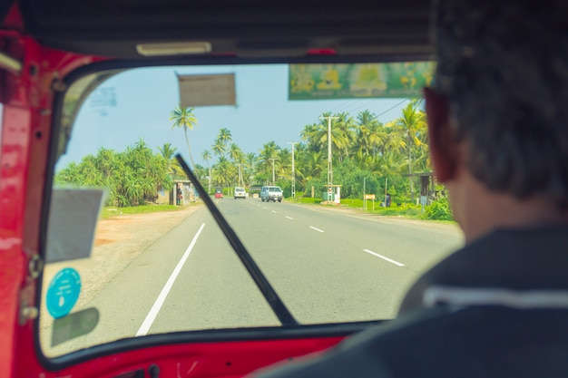 4 Mars 2018. Hikkaduwa, Sri Lanka. Conducteur Tuk-tuk Dans Le Cockpit