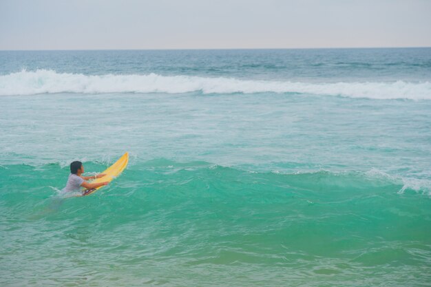 4 mars 2018. Sri Lanka. Hikkaduwa. Un surfeur pénètre dans les vagues de l&#39;océan.