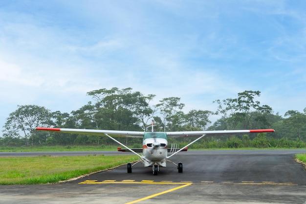 Photo 4 novembre 2021, shell, pastaza, équateur. avions légers sur petite piste dans la région amazonienne de l'équateur