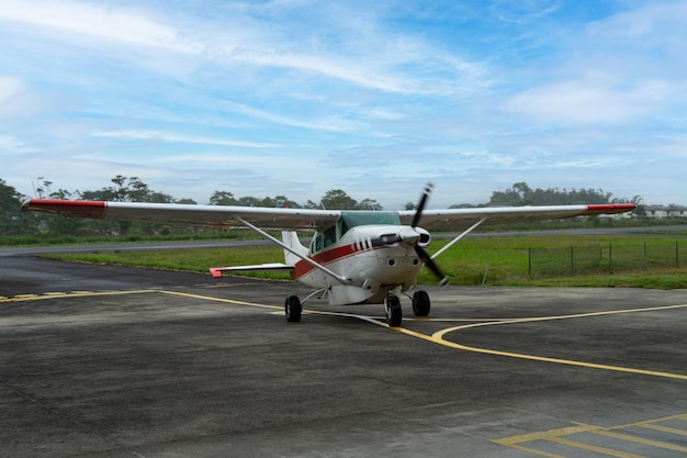 Photo 4 novembre 2021, shell, pastaza, équateur. avions légers sur petite piste dans la région amazonienne de l'équateur