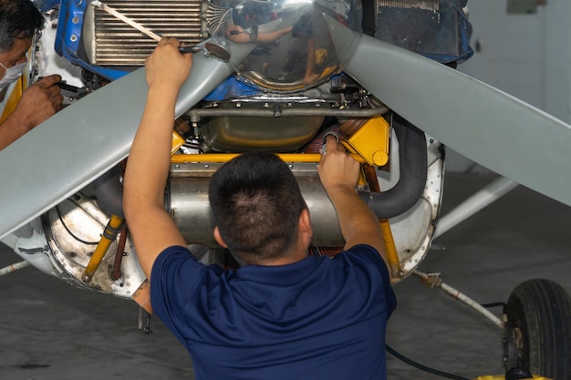 Photo 4 novembre 2021, shell, pastaza, équateur. mécaniciens travaillant sur un avion léger dans la région amazonienne de l'équateur